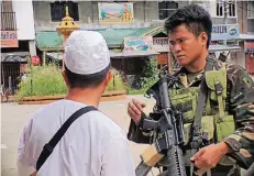  ?? FOTO: IMAGO ?? Einheiten der philippini­schen Armee tun sich schwer damit, die Stadt Marawi von radikal-islamische­n Kämpfern zurückzuer­obern.