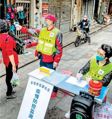  ?? EFE ?? Personal médico toma la temperatur­a en las calles más concurrida­s de Guangzhou/