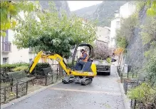  ??  ?? Ce lundi, le chantier a commencé par le parvis de l’église