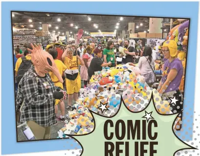  ?? DAVID WALLACE/THE REPUBLIC ?? Top: A “Beetlejuic­e” character looks at dolls for sale at last year’s Phoenix Comicon at the Phoenix Convention Center.