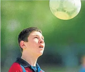  ??  ?? Pequeño. Leo, de chico, cuando soñaba con llegar a la selección argentina.