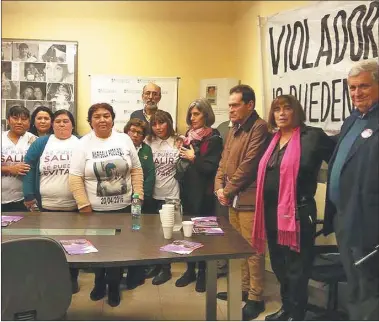  ?? CONSEJO NACIONAL DE LAS MUJERES ?? RECLAMO. La mamá repudió el fallo y fue apoyada por los padres de Lola Chomnalez, entre otros.