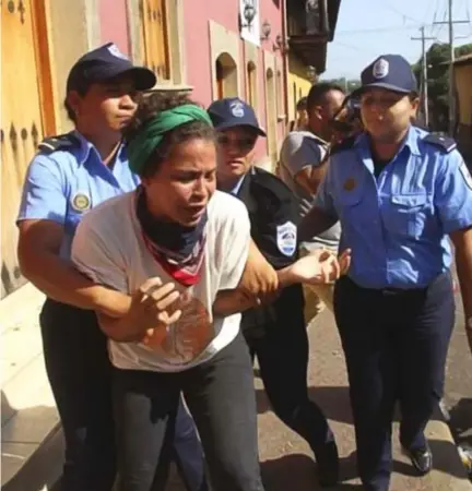  ?? FOTO LA PRENSA/ARCHIVO/EDDY LÓPEZ ?? Amaya Eva Coppens verzet zich bij haar arrestatie. Ze wordt beticht van terrorisme.
