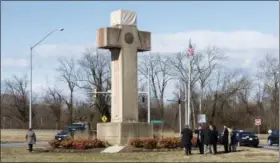  ?? KEVIN WOLF — THE ASSOCIATED PRESS ?? Visitors walk around the 40-foot Maryland Peace Cross dedicated to World War I soldiers on Wednesday in Bladensbur­g, Md.