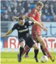  ?? FOTO: DPA ?? In Hoffenheim spielte sich Tobias Weis, hier li. im Duell mit Thomas Müller, in den Fokus.