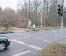  ?? RP-FOTO: WOLFGANG KAISER ?? Ein Anwohner sorgt sich um Radfahrer und Fußgänger, die die Bedarfsamp­el an der Oedter Straße in Kempen nutzen.
