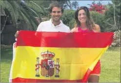  ??  ?? EXITOSOS. Nadal y Muguruza posan con una bandera española.