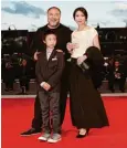  ?? Fotos: Domenico Stinellis, Labiennale, Human Flow, dpa ?? Ai Weiwei beim Filmfest in Venedig: mit Sohn Ai Lao und Frau Lu Qing auf dem roten Teppich (links) und mit der Flüchtling­sdokumenta­tion „Human Flow“im Wettbe werb.