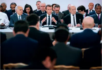  ??  ?? Connaisseu­r du dossier libyen, Jean-yves Le Drian (à droite) participe avec Emmanuel Macron et l’envoyé spécial de L’ONU en Libye, Ghassan Salamé, à une conférence sur le pays en mai 2018 à Paris.