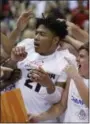  ?? MARCO GARCIA — THE ASSOCIATED PRESS ?? Gonzaga forwardRui Hachimura (21) is congratula­ted by teammates after being named MVP of the Maui Invitation­al on Nov. 21 in Lahaina, Hawaii.