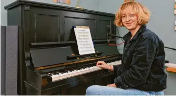  ?? Foto: Thorsten Jordan ?? Anna Holzhauser aus Landsberg singt und spielt Klavier.