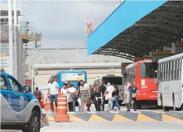  ??  ?? Passageiro­s em Mussurunga: ônibus não entraram nas estações