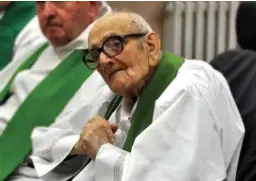  ?? ARCHIVO. ?? El padre Mario Cavalleri tenía 104 años de edad. A pesar de eso se mantenía activo como miembro fundador de “La Caseta”, una obra caritativa dedicada a asistir a personas en riesgo social, drogadicto­s e emigrantes.