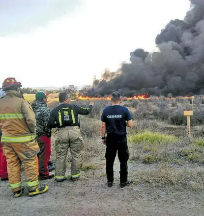  ??  ?? EL FUEGO consumió cerca de tres hectáreas de pastos secos y arbustos, sin personas lesionadas.