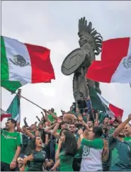  ??  ?? BANDERAS. Mexicanos celebrando la victoria en Ciudad de México.