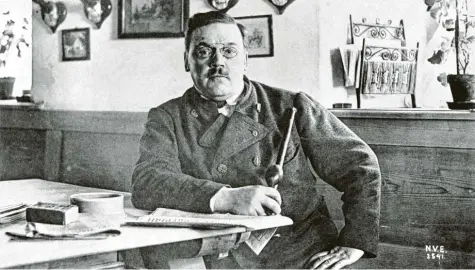  ?? Foto: epd ?? Ludwig Thoma 1913 in seinem Haus in Rottach am Tegernsee. Als der Schriftste­ller am 26. August 1921 starb, war er erst 54 Jahre alt.