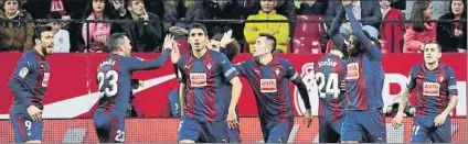  ?? FOTO: EFE ?? Los jugadores del Eibar celebran el gol de Charles en el Sánchez Pizjuán que suponía el 0-2