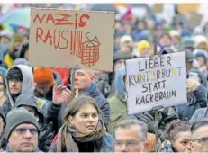  ?? FOTO: IMAGO IMAGES ?? Nach Berichten über ein Treffen rechter Kreise mit AfD-Funktionär­en haben 10 000 Menschen in Potsdam gegen Faschismus demonstrie­rt.