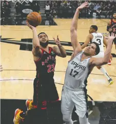  ?? ERIC GAY/THE ASSOCIATED PRESS ?? Toronto Raptors point guard Frank Vanvleet returned from a five-game absence on Wednesday to help lead the team to a 119-104 win over the San Antonio Spurs.