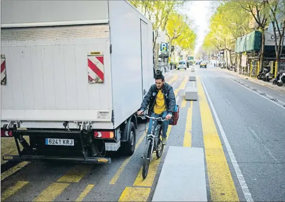  ??  ?? L’incivisme d’alguns conductors i ciclistes expulsa els vianants de moltes de les noves voreres del carrer Consell de Cent