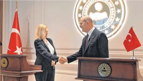  ?? FOTO: ANNE POLLMANN/DPA ?? Bundesinne­nministeri­n Nancy Faeser (SPD) trifft den türkischen Innenminis­ter Süleyman Soylu. Die Töne beim Besuch in der Türkei waren von beiden Seiten aus allerdings äußerst milde.