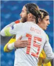  ?? FOTO: FABRICE COFFRINI/AFP ?? Die Protagonis­ten eines denkwürdig­en Rekordaben­ds: Sergio Ramos und Yann Sommer.