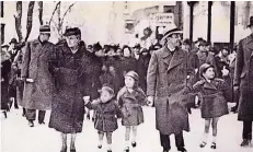  ??  ?? Schaufenst­erbummel werbewirks­am in Szene gesetzt: Propaganda­minister Goebbels mit Familie im Januar 1938 auf der Kö