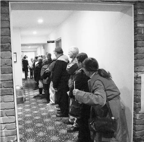  ?? Greg Peerenboom / Cornwall
Stan
dard-Freeholder / Postmedia Netwo rk ?? Voters wait to cast their ballots in Cornwall, Ont., on Friday, on the first day of advance polls for the
Oct. 19 federal election. Advance polls run through Monday.