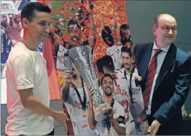  ??  ?? Jesús Navas posa junto al presidente del Sevilla José Castro y una de sus imágenes más célebres.