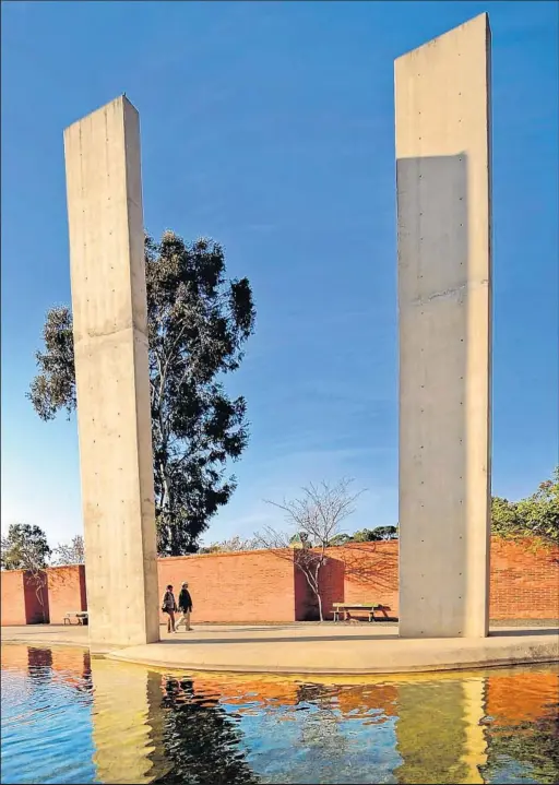  ?? Kevork Djansezian Getty Images ?? APARTHEID MUSEUM opened in 2001 in Johannesbu­rg. Past its beautiful entrance, it captures the ugliness of the former government policy.