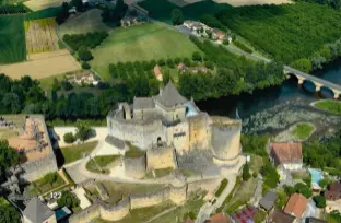  ??  ?? Le château de Castelnaud­la- Chapelle au- dessus de la rivière Dordogne. En cent ans de guerre, Castelnaud sera sept fois anglais, en fonction de tortueux calculs politiques.