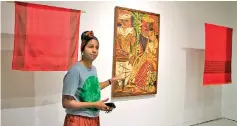  ?? ?? MMCA's chief curator Sharmini Pereira explaining the Selyn works based on Keyt's 'Kandyan Bride'. Pic by Indika Handuwala