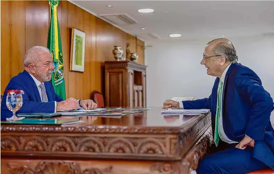  ?? Ricardo Stuckert/divulgação Presidênci­a ?? O presidente Luiz Inácio Luila da Silva (PT) durante reunião com seu vice, Geraldo Alckmin (PSB), no Palácio do Planalto