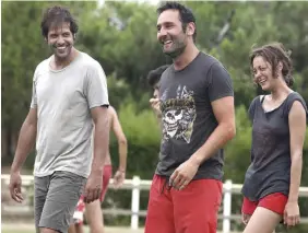  ??  ?? Laurent Lafitte, Gilles Lellouche et Marion Cotillard pendant le tournage des Petits mouchoirs, de Guillaume Canet. Page de droite, la dune du Pilat, à l’entrée du bassin d’arcachon.