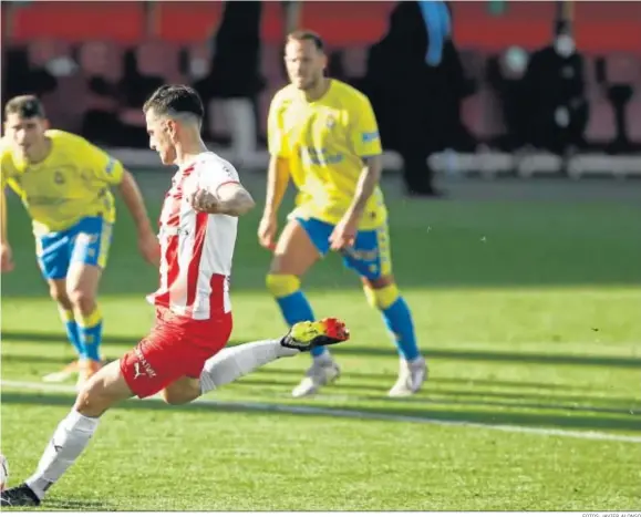  ?? FOTOS: JAVIER ALONSO ?? Juan Villar ejecuta con fuerza el penalti que abrió la lata al filo del descanso.