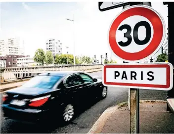  ?? FOTO: JBAUTISSIE­R/PANORAMIC/IMAGO ?? In Paris gilt ab sofort Tempo 30 auf den meisten Straßen.