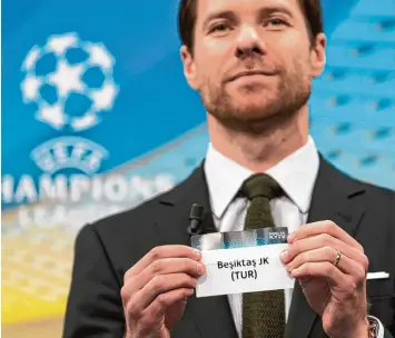  ?? Foto: afp ?? Gutes Händchen: Ihr ehemalige Teamkolleg­e Xabi Alonso bescherte den Bayern für das Achtelfina­le der Champions League den türkischen Klub Besiktas Istanbul.