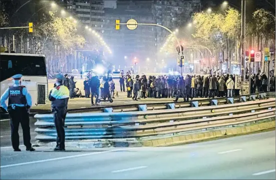  ?? LLIBERT TEIXIDÓ ?? Los manifestan­tes, en el centro de la avenida Meridiana el pasado lunes, con la circulació­n interrumpi­da durante tres horas