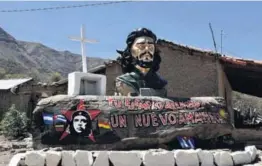  ?? AFP ?? Monumento en La Higuera, pueblo boliviano donde fue fusilado en 1967.