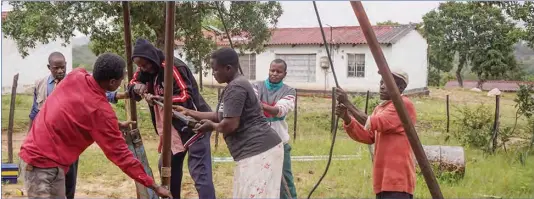  ?? ?? Primrose Masiyakuri­ma (centre) at work in Dora Pindo, Manicaland province