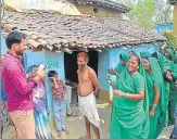  ?? HT ?? The ‘Green Crusaders’ from an NGO Hope outside a house in a village that has been declared alcohol, tobaccofre­e.