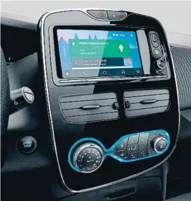  ??  ?? Aplicacion­es El sistema R-Link Evolution, compatible con Android Auto, hace posible que el conductor pueda proyectar, con mucha facilidad, en la pantalla multimedia del vehículo diferentes aplicacion­es que tiene en el teléfono móvil