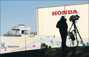  ?? EDDIE KEOGH / REUTERS ?? Un cámara, ayer, ante la planta que Honda podría cerrar en Swindon