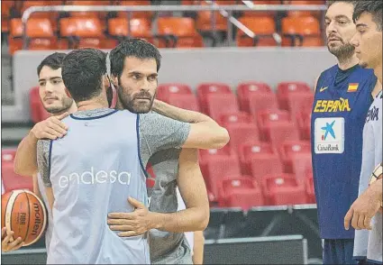  ?? FOTO: FEB ?? Las caras lo dicen todo en el momento en que San Emeterio se despidió de sus compañeros tras el entrenamie­nto de ayer