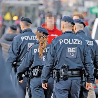  ?? BILD: SN/APA/FLORIAN WIESER ?? Die Polizei verstärkt ihre Präsenz in Wiener Problemzon­en.