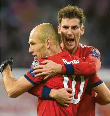  ?? Foto: Christof Stache, afp ?? Arjen Robben löste den Knoten bei den Bayern: Leon Goretzka herzt den Torschütze­n, der den Weg zum 5:1-Erfolg der Münchner in der Champions League ebnete.