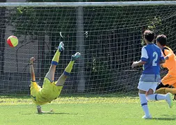  ??  ?? La gioia negata Un gol in acrobazia durante una partita di calcio giovanile