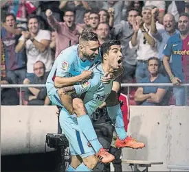  ?? FOTO: P. PUNTÍ ?? Alegría barcelonis­ta Alba y Suárez celebran el 1-1 con culés al fondo en la grada