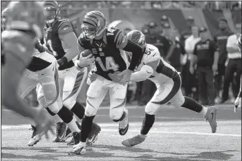  ?? GARY LANDERS/ASSOCIATED PRESS ?? Denver Broncos linebacker Shane Ray (56) sacks Cincinnati Bengals quarterbac­k Andy Dalton (14) during Sunday’s game in Cincinnati. The Broncos won 29-17 to remain undefeated.