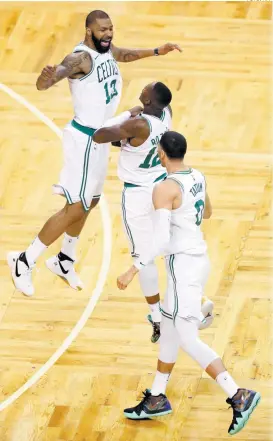  ??  ?? La celebració­n de los Celtics al final del partido